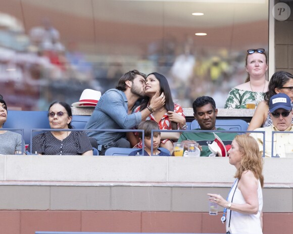 Freida Pinto et son compagnon en tribune lors du match de Serena Williams contre Kaia Kanepi à l'US Open au Billie Jean King center à New York le 2 septembre 2018.