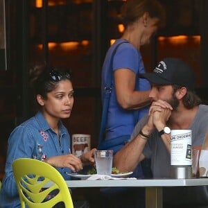 Exclusif - Freida Pinto a été aperçue avec un mystérieux inconnu à la terrasse du restaurant Burger Basket à Los Angeles, le 29 juillet 2018.
