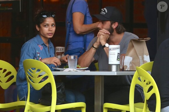 Exclusif - Freida Pinto a été aperçue avec un mystérieux inconnu à la terrasse du restaurant Burger Basket à Los Angeles, le 29 juillet 2018.