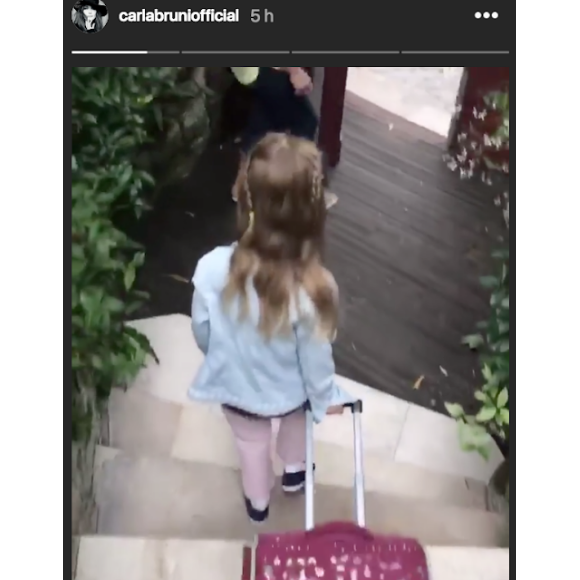 Giulia Sarkozy sur le chemin de l'école sur une vidéo publiée par Carla Bruni sur Instagram le jour de la rentrée des classes le 4 septembre 2018
