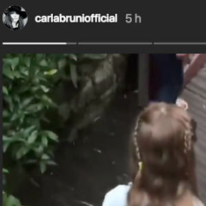 Giulia Sarkozy sur le chemin de l'école sur une vidéo publiée par Carla Bruni sur Instagram le jour de la rentrée des classes le 4 septembre 2018