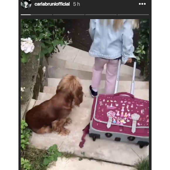 Giulia Sarkozy sur le chemin de l'école sur une vidéo publiée par Carla Bruni sur Instagram le jour de la rentrée des classes le 4 septembre 2018