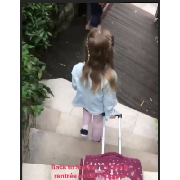 Giulia Sarkozy sur le chemin de l'école sur une vidéo publiée par Carla Bruni sur Instagram le jour de la rentrée des classes le 4 septembre 2018