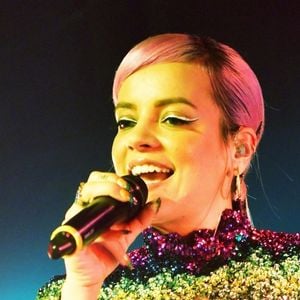 Lily Allen chante sur la scène du club "Gay" à Londres, le 9 juin 2018.