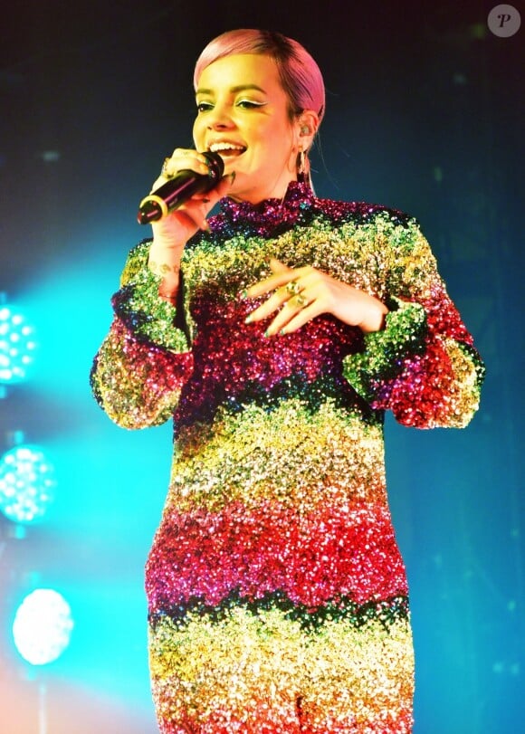 Lily Allen chante sur la scène du club "Gay" à Londres, le 9 juin 2018.