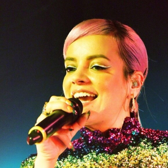 Lily Allen chante sur la scène du club "Gay" à Londres, le 9 juin 2018.