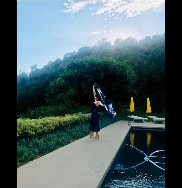 Elodie Frégé prend la pose à Los Angeles, tenant une écharpe Ama Pura. Photo postée sur Instagram en juillet 2018