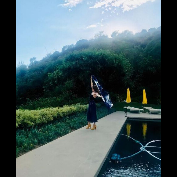 Elodie Frégé prend la pose à Los Angeles, tenant une écharpe Ama Pura. Photo postée sur Instagram en juillet 2018