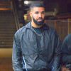 Le rappeur Drake et ses gardes du corps dans la rue à New York le 28 août 2018.