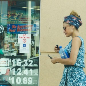 Exclusif - Eva Mendes se balade dans les rues de Los Angeles, le 12 juillet 2018.