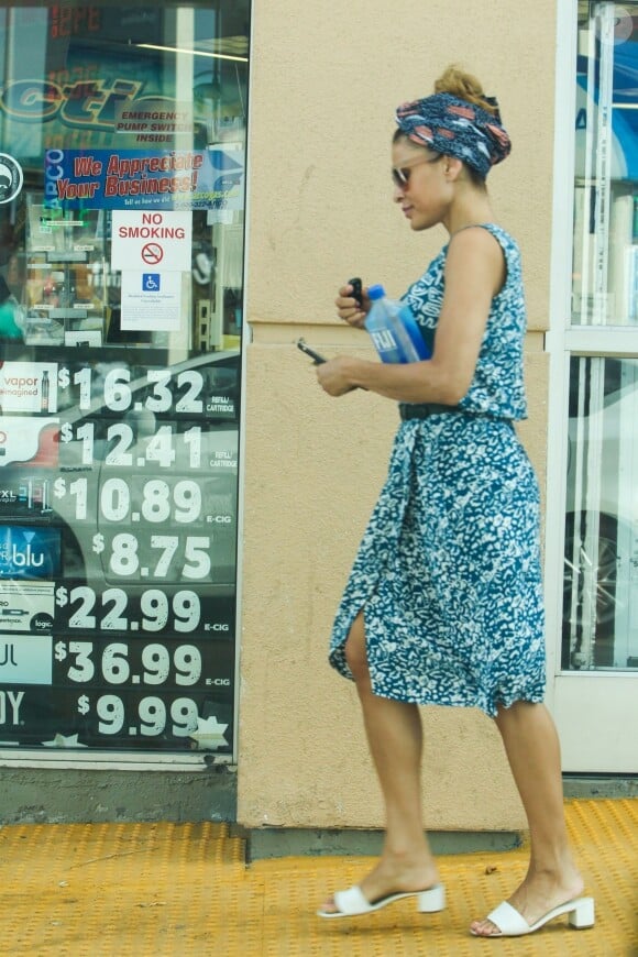 Exclusif - Eva Mendes se balade dans les rues de Los Angeles, le 12 juillet 2018.