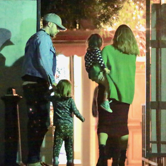 Exclusif - Ryan Gosling et Eva Mendes quittent un restaurant avec leurs enfants Esmeralda et Amada à Los Angeles le 4 juin 2018.