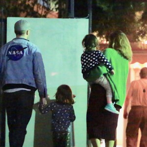 Exclusif - Ryan Gosling et Eva Mendes quittent un restaurant avec leurs enfants Esmeralda et Amada à Los Angeles le 4 juin 2018.