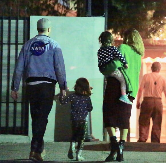 Exclusif - Ryan Gosling et Eva Mendes quittent un restaurant avec leurs enfants Esmeralda et Amada à Los Angeles le 4 juin 2018.