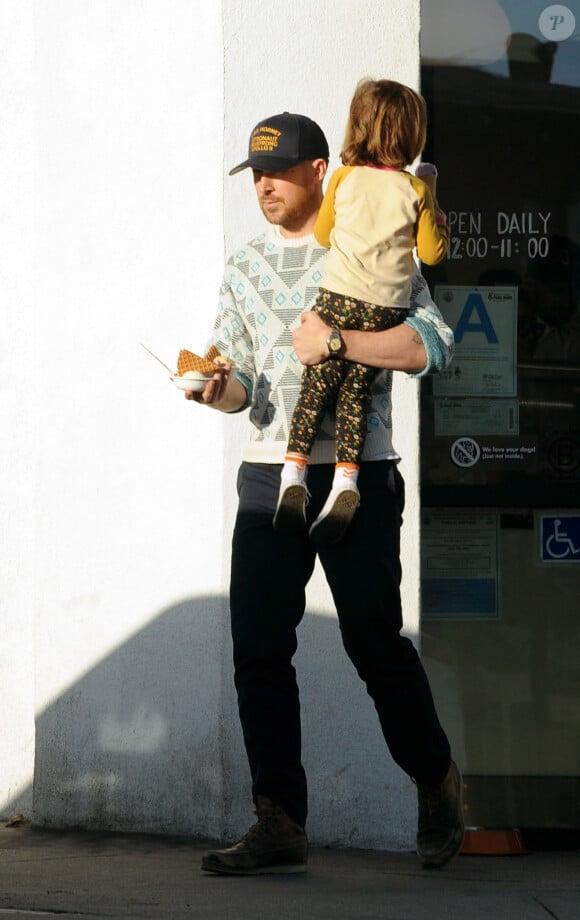 Ryan Gosling prend une crème glacée chez Jeni's Ice Cream avec sa fille Esmeralda dans les bras et retrouve sa compagne Eva Mendes dans la voiture le 18 avril 2018.