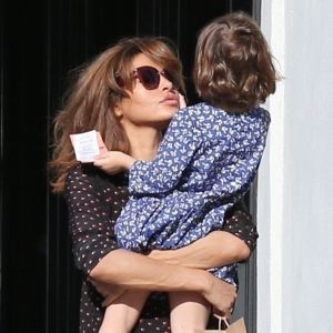 Exclusif - Eva Mendes se promène avec sa fille Esmeralda dans les rues de Hollywood. Le 29 décembre 2017.