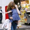 Semi Exclusif - Eva Mendes se promène avec sa fille Esmeralda Amada Gosling dans les bras sur Madison Avenue à New York, le 26 septembre 2017.