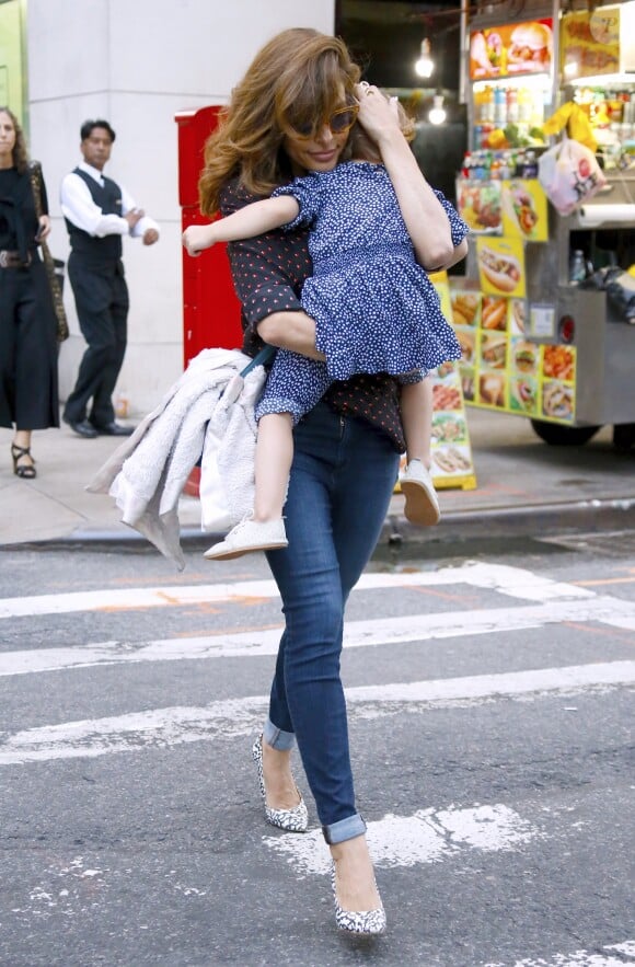 Semi Exclusif - Eva Mendes se promène avec sa fille Esmeralda Amada Gosling dans les bras sur Madison Avenue à New York, le 26 septembre 2017.