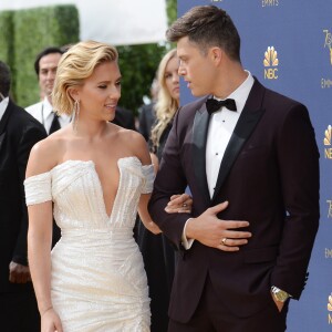 Scarlett Johansson et son compagnon Colin Jost au 70ème Primetime Emmy Awards au théâtre Microsoft à Los Angeles, le 17 septembre 2018 .