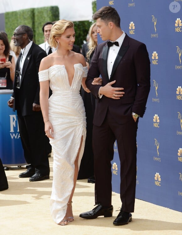 Scarlett Johansson et son compagnon Colin Jost au 70ème Primetime Emmy Awards au théâtre Microsoft à Los Angeles, le 17 septembre 2018 .