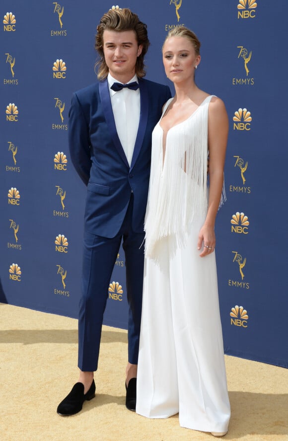 Joe Keery (Stranger Things) et sa compagne Maika Monroe au 70ème Primetime Emmy Awards au théâtre Microsoft à Los Angeles, le 17 septembre 2018.