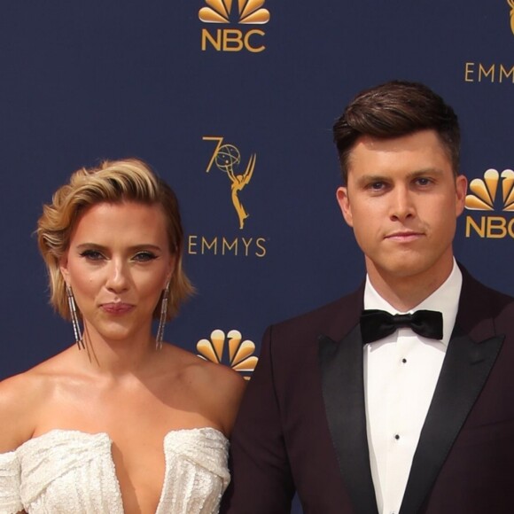 Scarlett Johansson et son compagnon Colin Jost au 70ème Primetime Emmy Awards au théâtre Microsoft à Los Angeles, le 17 septembre 2018.