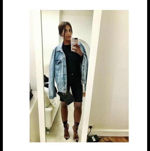 Amel Bent pose devant son miroir le 12 septembre 2018.
