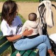 Amel Bent dans un parc parisien avec sa fille Hana. Instagram, le 18 mai 2018.