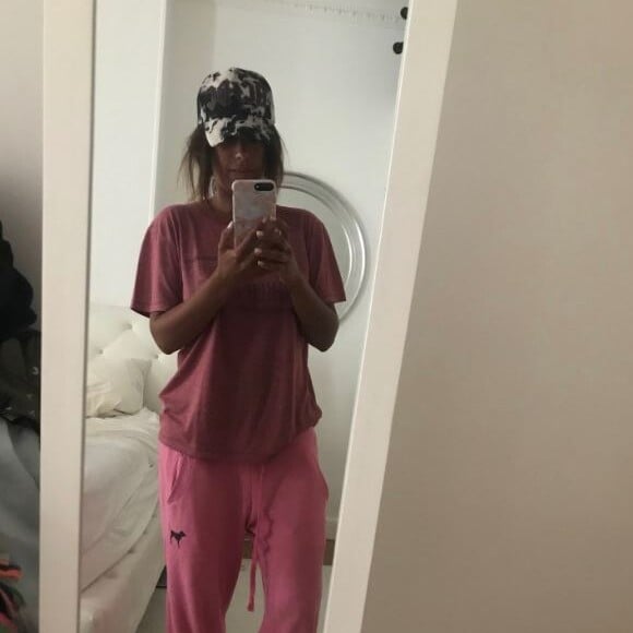 Amel Bent en look négligé pour emmener sa fille à la crèche le 18 septembre 2018.