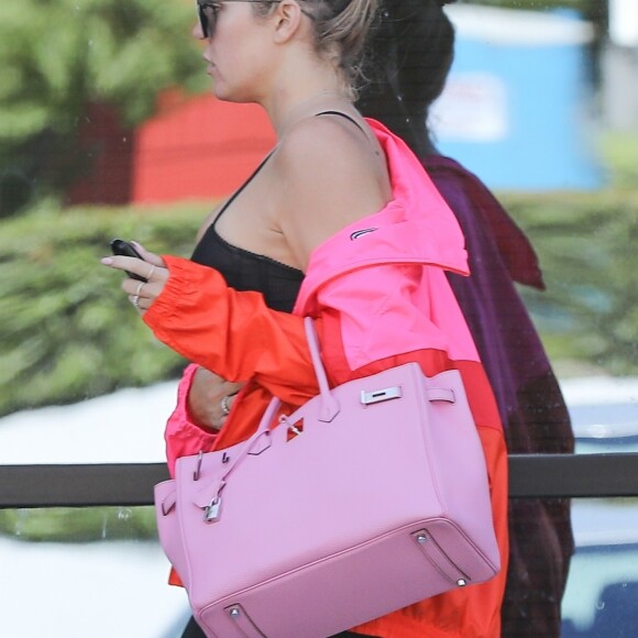 Exclusif - Khloe Kardashian porte un sac rose Hermès et des baskets Off White à son arrivée des bureaux de Kanye West à Calabasas, le 18 septembre 2018.