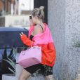 Exclusif - Khloe Kardashian porte un sac rose Hermès et des baskets Off White à son arrivée des bureaux de Kanye West à Calabasas, le 18 septembre 2018.