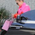 Exclusif - Khloe Kardashian porte un sac rose Hermès et des baskets Off White à son arrivée des bureaux de Kanye West à Calabasas, le 18 septembre 2018.