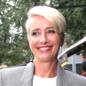 Emma Thompson en tailleur gris dans la rue à New York le 11 septembre 2018.