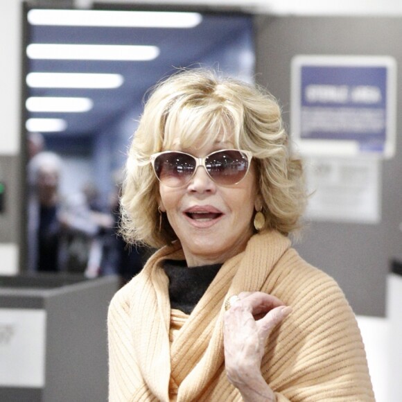 Jane Fonda se fait offrir un didgeridoo alors qu'elle se rend à Melbourne en Australie le 28 aout 2018.
