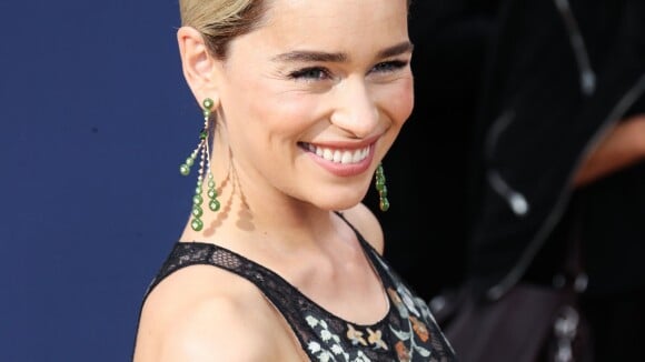 Emilia Clarke : La star de Game of Thrones s'est fait un tatouage dragons !