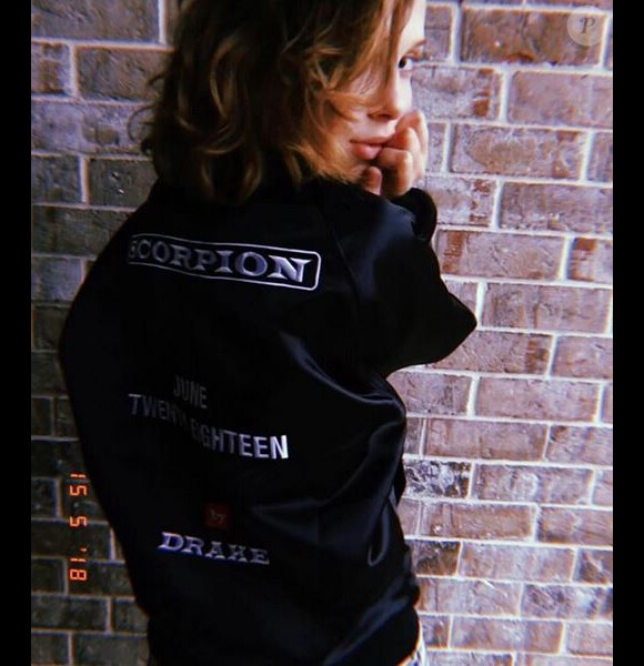 Millie Bobby Brown porte une veste à l'effigie de l'album "Scorpion" de Drake. Mai 2018.