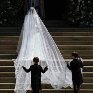 Meghan Markle, duchesse de Sussex, dans sa robe de mariée Givenchy réalisée par Clare Waight Keller, et le prince Harry lors de leur mariage à Windsor le 19 mai 2018.