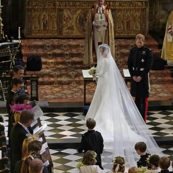 Meghan Markle, duchesse de Sussex, dans sa robe de mariée Givenchy réalisée par Clare Waight Keller, et le prince Harry lors de leur mariage à Windsor le 19 mai 2018.