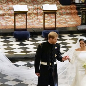 Meghan Markle, duchesse de Sussex, dans sa robe de mariée Givenchy réalisée par Clare Waight Keller, et le prince Harry lors de leur mariage à Windsor le 19 mai 2018.