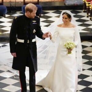 Meghan Markle, duchesse de Sussex, dans sa robe de mariée Givenchy réalisée par Clare Waight Keller, et le prince Harry lors de leur mariage à Windsor le 19 mai 2018.