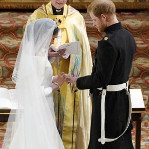 Meghan Markle, duchesse de Sussex, dans sa robe de mariée Givenchy réalisée par Clare Waight Keller, et le prince Harry lors de leur mariage à Windsor le 19 mai 2018.