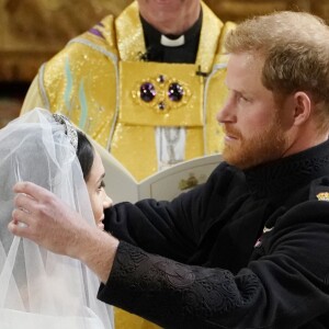 Meghan Markle, duchesse de Sussex, dans sa robe de mariée Givenchy réalisée par Clare Waight Keller, et le prince Harry lors de leur mariage à Windsor le 19 mai 2018.