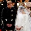 Meghan Markle, duchesse de Sussex, dans sa robe de mariée Givenchy réalisée par Clare Waight Keller, et le prince Harry lors de leur mariage à Windsor le 19 mai 2018.