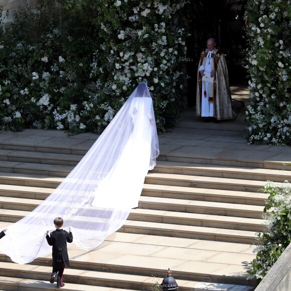 Meghan Markle, duchesse de Sussex, dans sa robe de mariée Givenchy réalisée par Clare Waight Keller, et le prince Harry lors de leur mariage à Windsor le 19 mai 2018.