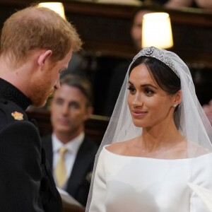 Meghan Markle, duchesse de Sussex, dans sa robe de mariée Givenchy réalisée par Clare Waight Keller, et le prince Harry lors de leur mariage à Windsor le 19 mai 2018.