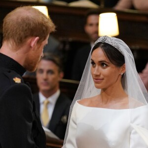 Meghan Markle, duchesse de Sussex, dans sa robe de mariée Givenchy réalisée par Clare Waight Keller, et le prince Harry lors de leur mariage à Windsor le 19 mai 2018.