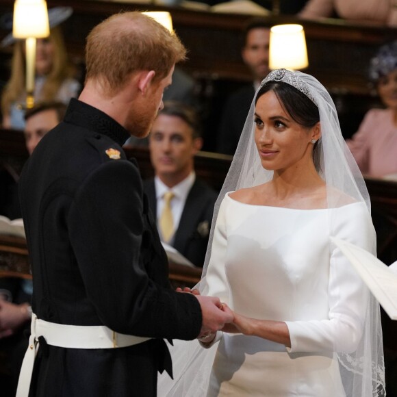 Meghan Markle, duchesse de Sussex, dans sa robe de mariée Givenchy réalisée par Clare Waight Keller, et le prince Harry lors de leur mariage à Windsor le 19 mai 2018.