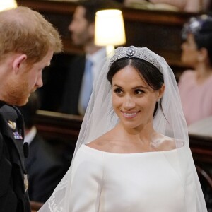 Meghan Markle, duchesse de Sussex, dans sa robe de mariée Givenchy réalisée par Clare Waight Keller, et le prince Harry lors de leur mariage à Windsor le 19 mai 2018.