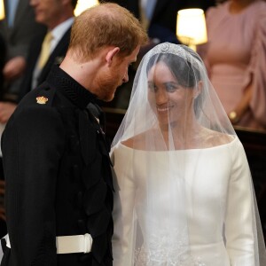 Meghan Markle, duchesse de Sussex, dans sa robe de mariée Givenchy réalisée par Clare Waight Keller, et le prince Harry lors de leur mariage à Windsor le 19 mai 2018.