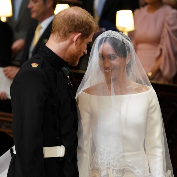 Meghan Markle, duchesse de Sussex, dans sa robe de mariée Givenchy réalisée par Clare Waight Keller, et le prince Harry lors de leur mariage à Windsor le 19 mai 2018.